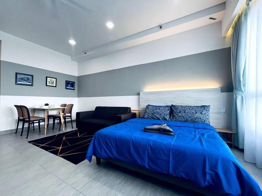 Bed, Living room, Photo of the whole room, Seating area, Dining area, Bedroom