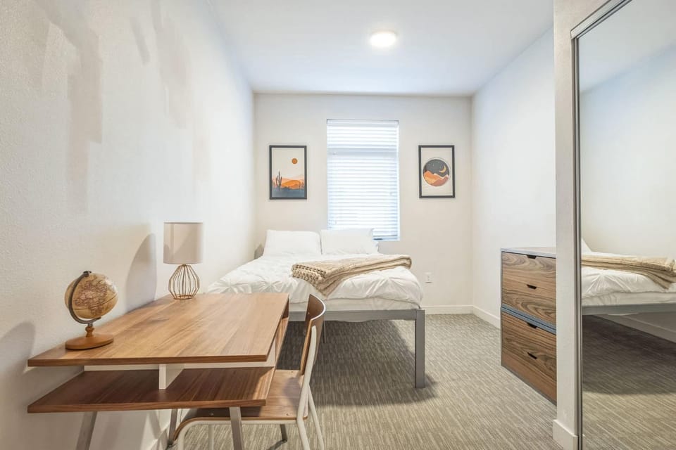 Chic and Modern Getaway with Gym 5 Min to Downtown Apartment in Boise
