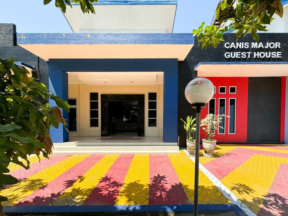 Facade/entrance