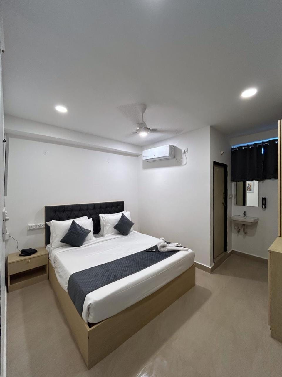 Photo of the whole room, air conditioner
