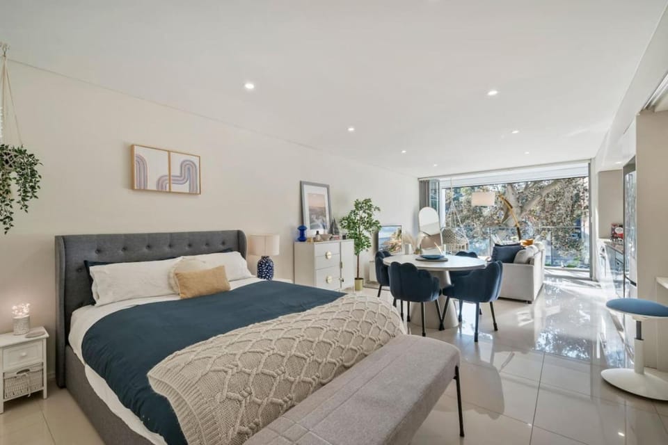 Stylish & Modern Beach Pad - Balcony AC BBQ Lift Apartment in Sydney