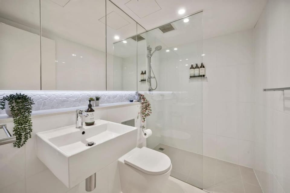 Stylish & Modern Beach Pad - Balcony AC BBQ Lift Apartment in Sydney