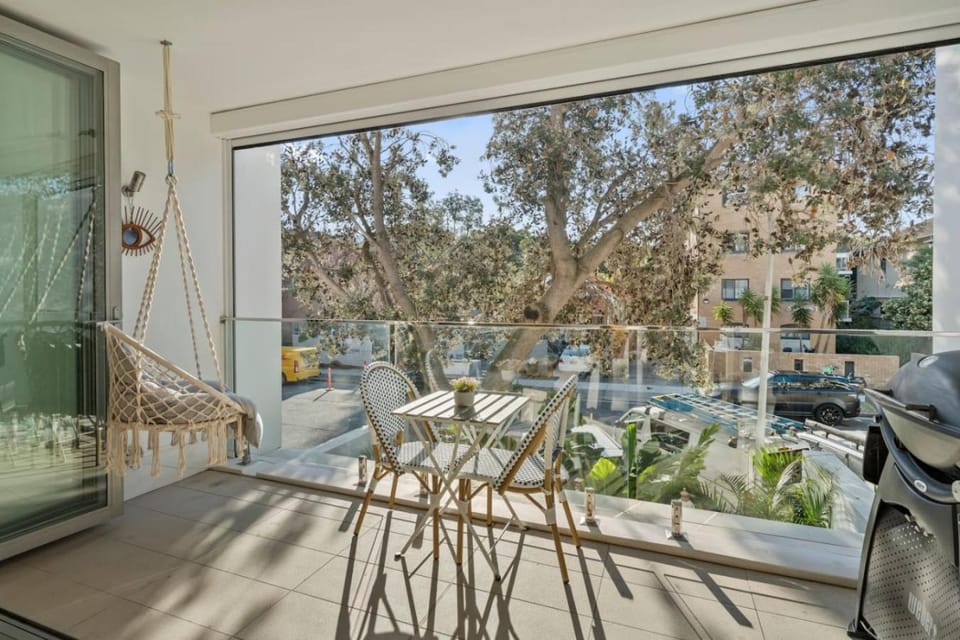 Stylish & Modern Beach Pad - Balcony AC BBQ Lift Apartment in Sydney