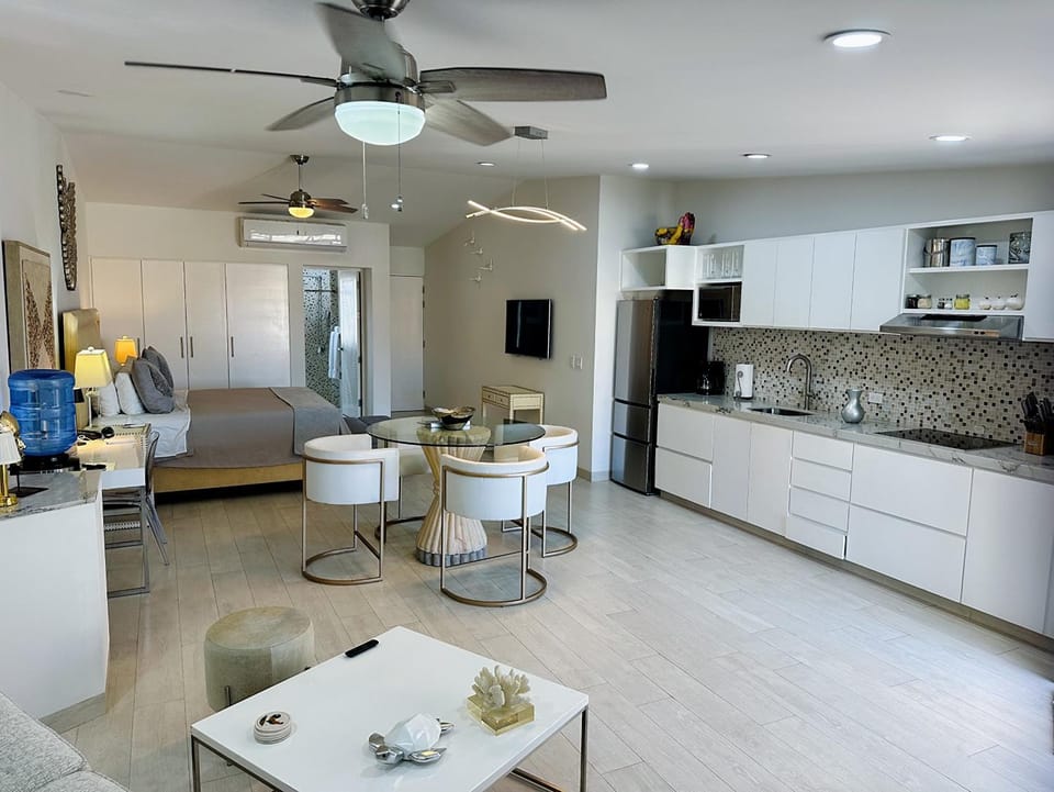 Kitchen or kitchenette, Dining area