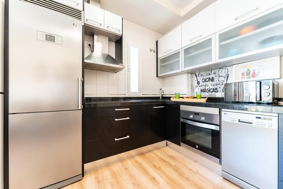 Kitchen or kitchenette, dishwasher, oven, toaster