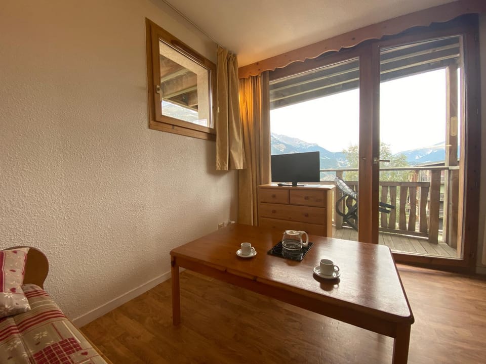 Communal lounge/ TV room, Balcony/Terrace, Mountain view