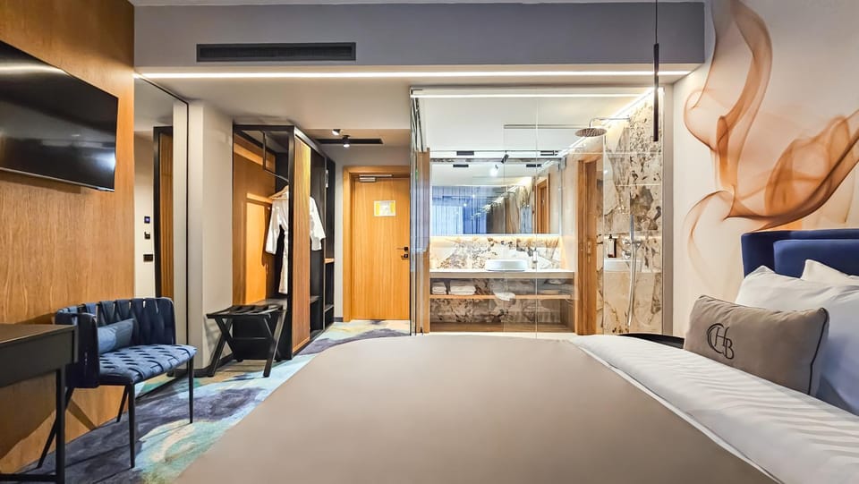 Bed, Bathroom, TV and multimedia, Photo of the whole room, Bedroom, furniture, hair dryier, heating, internet, minibar, towels, wardrobe, air conditioner