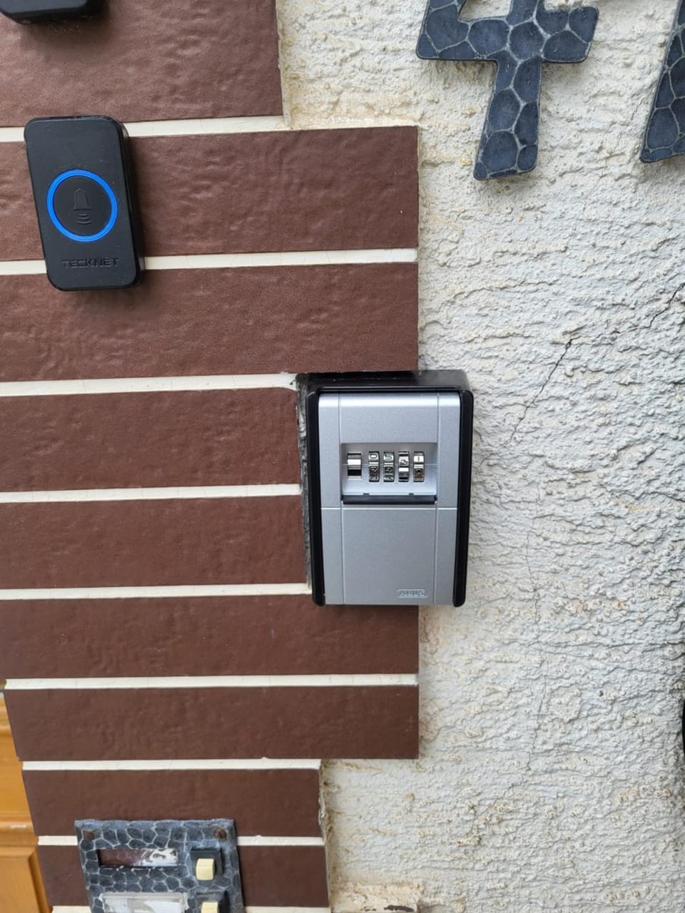 Facade/entrance, safe