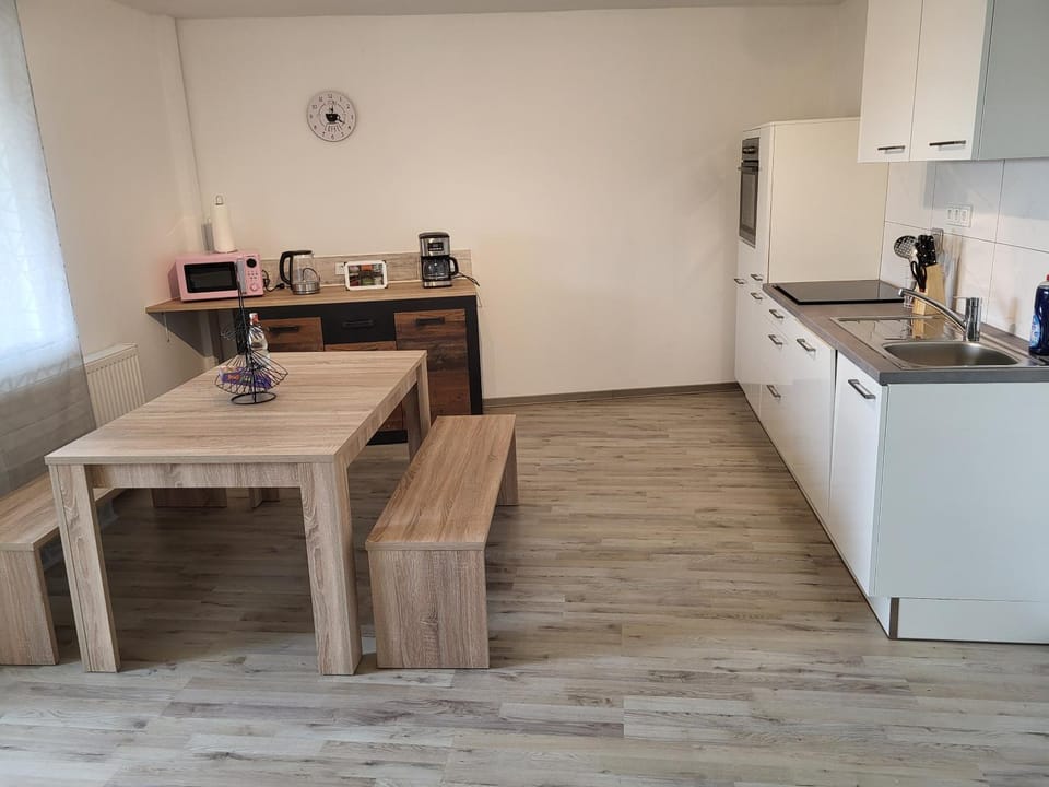Coffee/tea facilities, Kitchen or kitchenette, Dining area, dishwasher, oven, stove, toaster