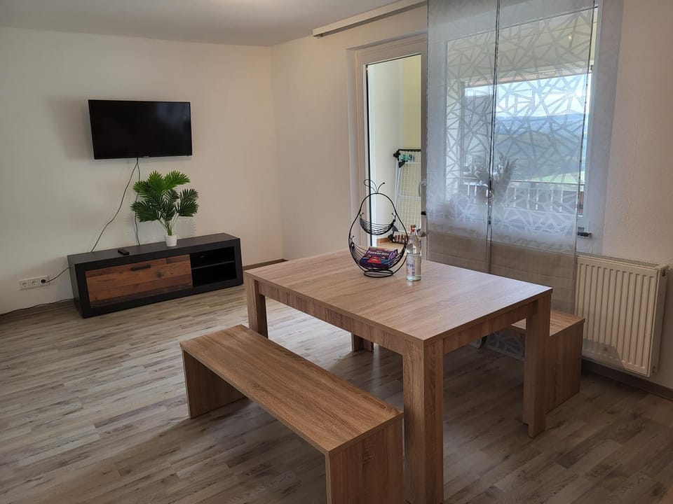 TV and multimedia, Seating area, Dining area