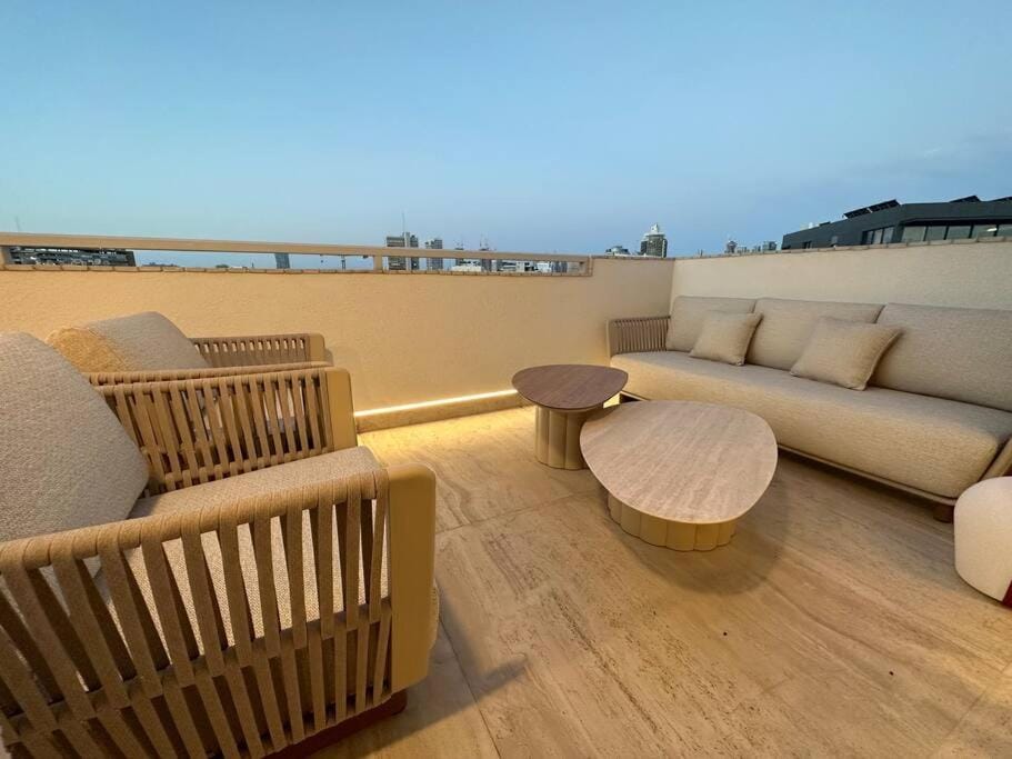 Designed and Bauhaus Rooftop 5 Stars Apartment in Tel Aviv-Yafo