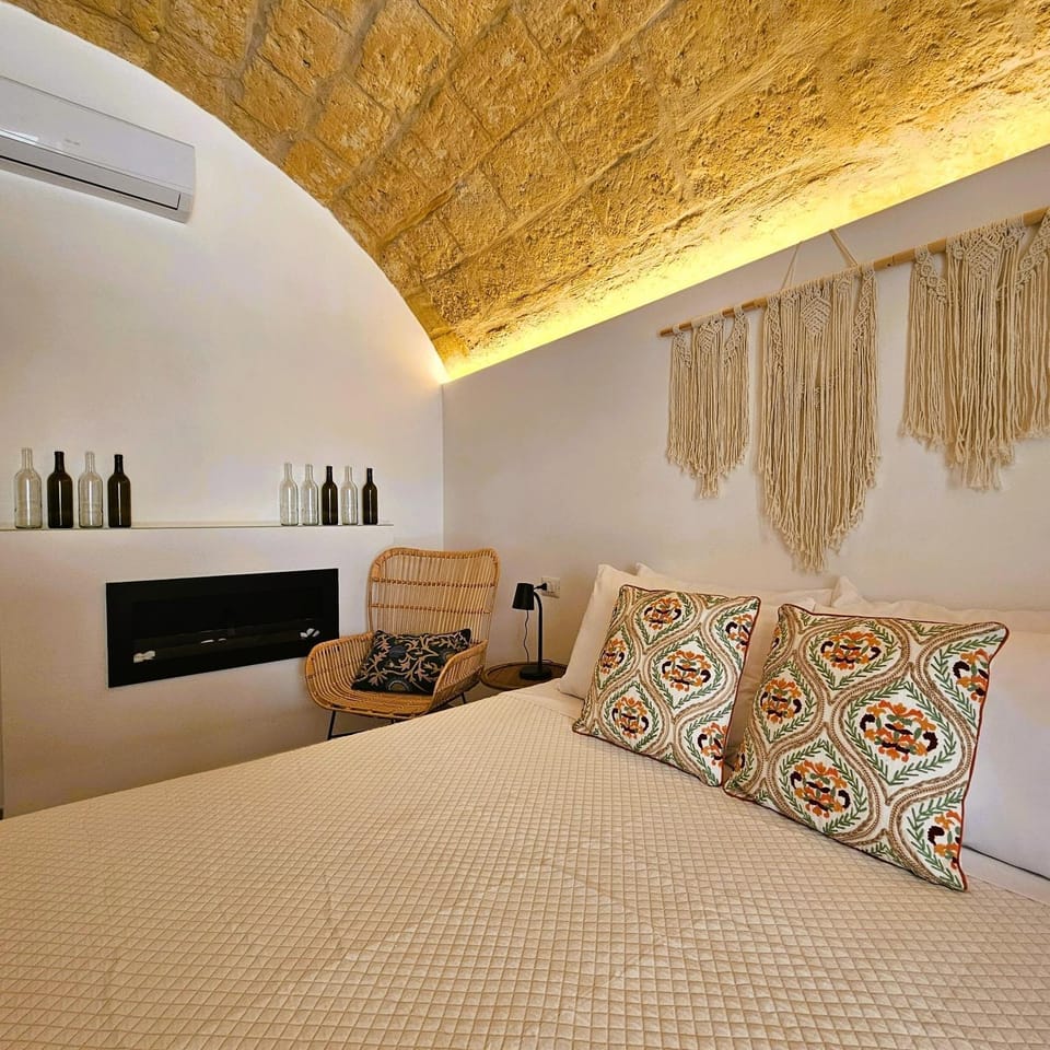 Photo of the whole room, Bedroom, fireplace