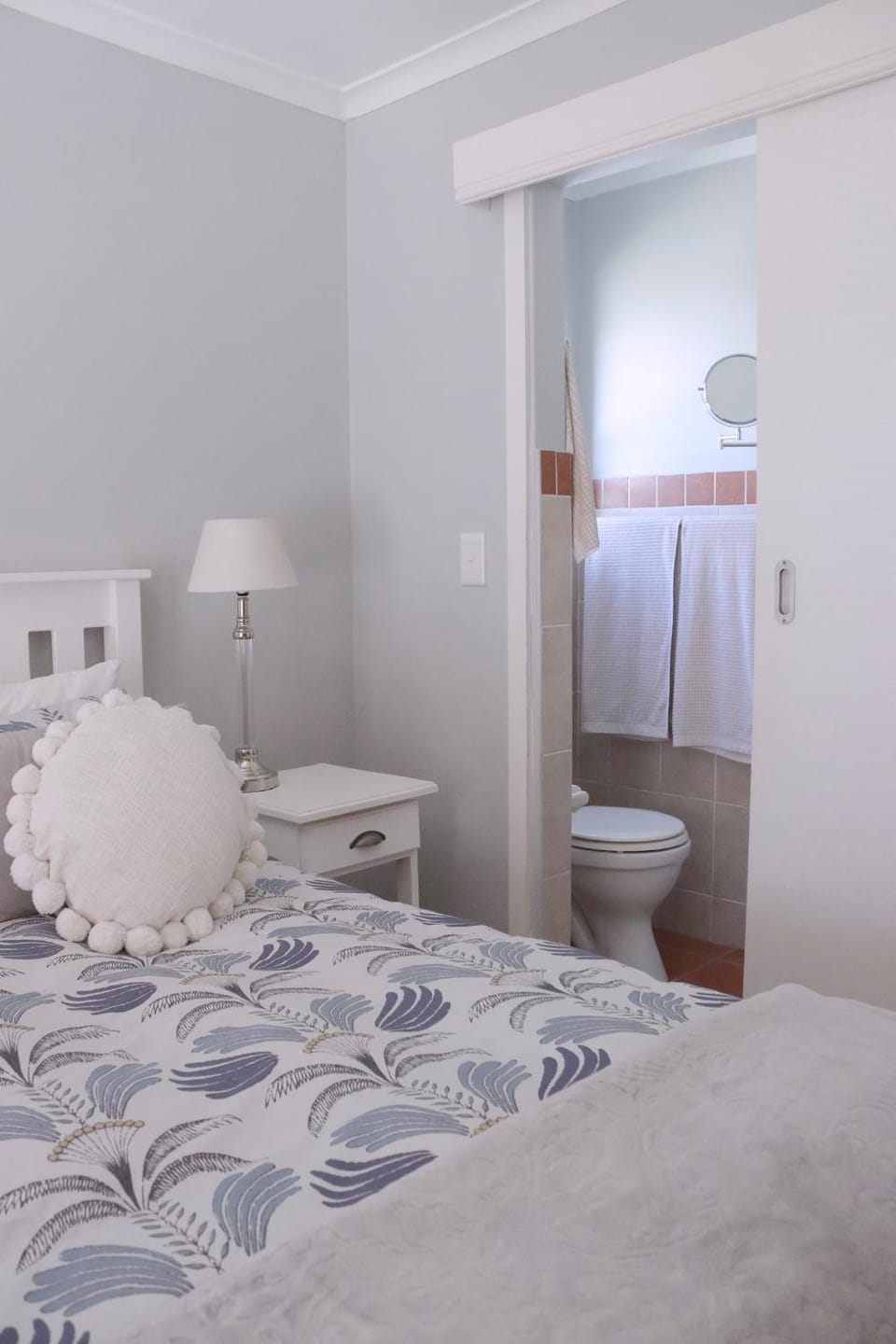 Shower, Toilet, Bed, Bathroom, towels