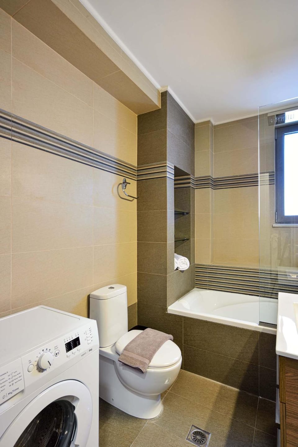 Toilet, Bathroom, towels, washing machine