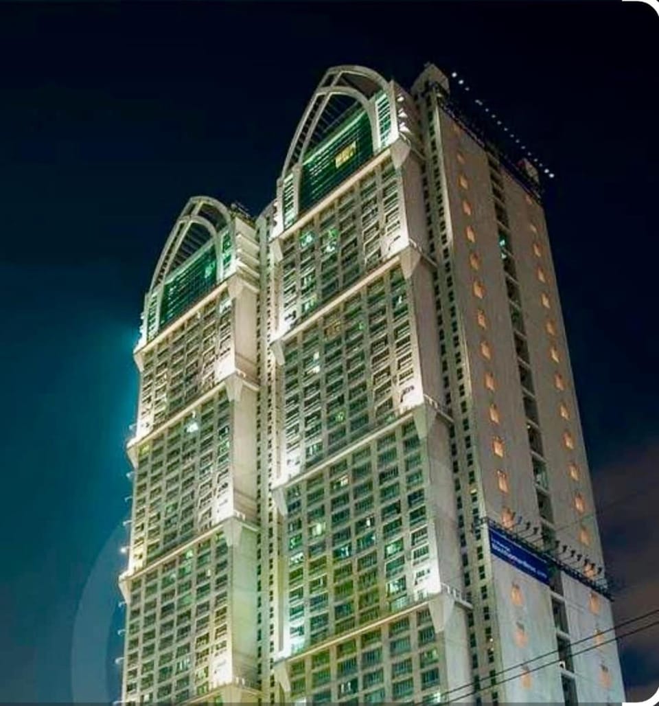 Modern Condo for Group, with Kitchen, Wi-Fi & Netflix, Near MRT Boni Apartment in Mandaluyong