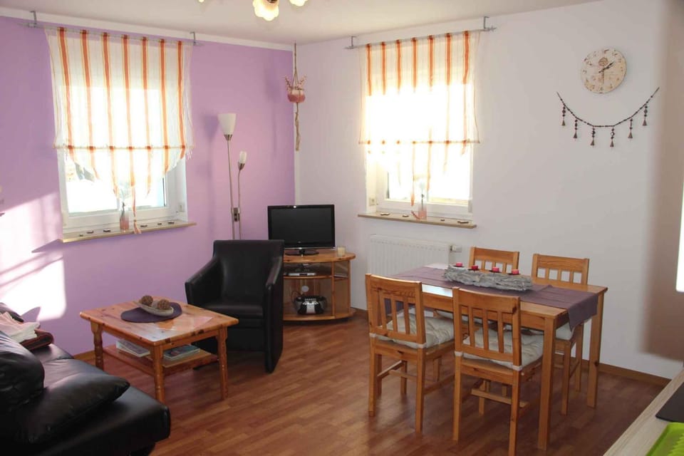 TV and multimedia, Seating area, Dining area