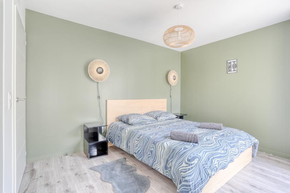 Bed, Bedroom, towels