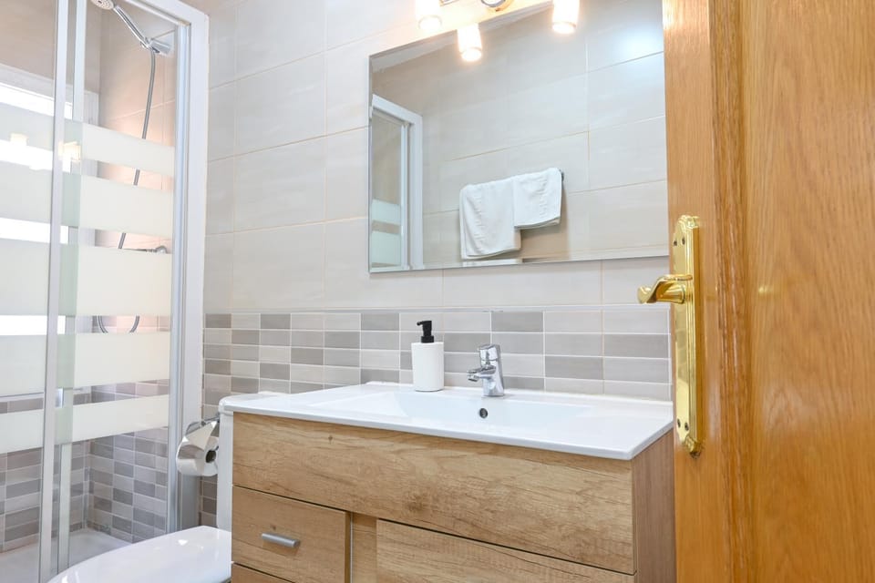 Shower, Bathroom, towels