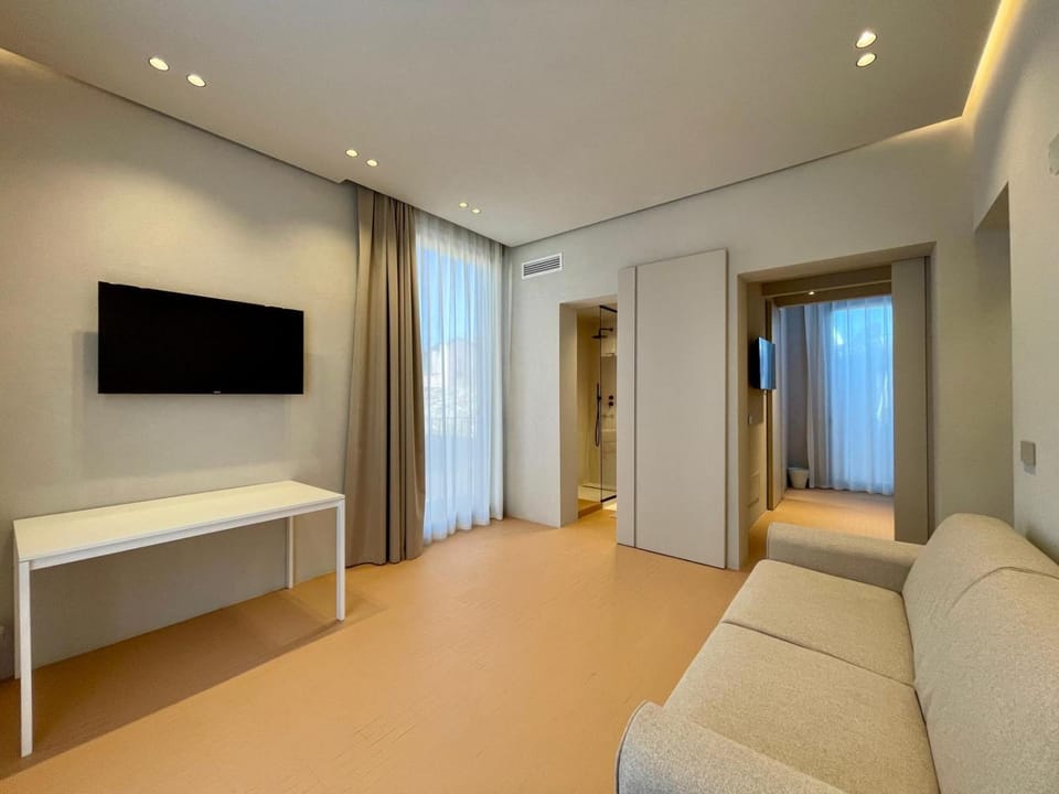 Communal lounge/ TV room, Bathroom, TV and multimedia, Seating area, internet, air conditioner