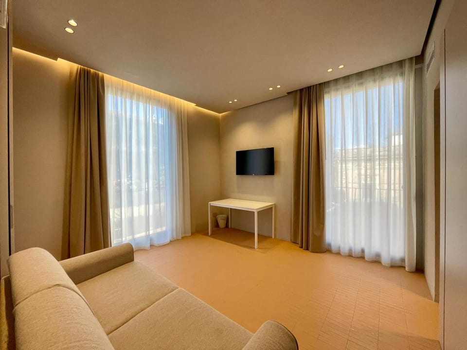 Communal lounge/ TV room, Bathroom, TV and multimedia, Living room, Seating area