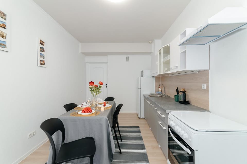 Kitchen or kitchenette, Dining area, oven, stove