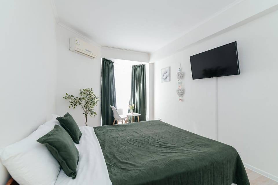 Bed, TV and multimedia, Bedroom, air conditioner
