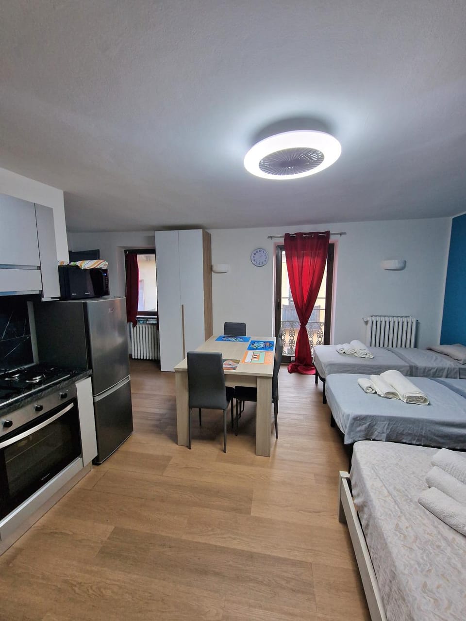 Bed, Photo of the whole room, Seating area, Dining area, Bedroom, oven, stove
