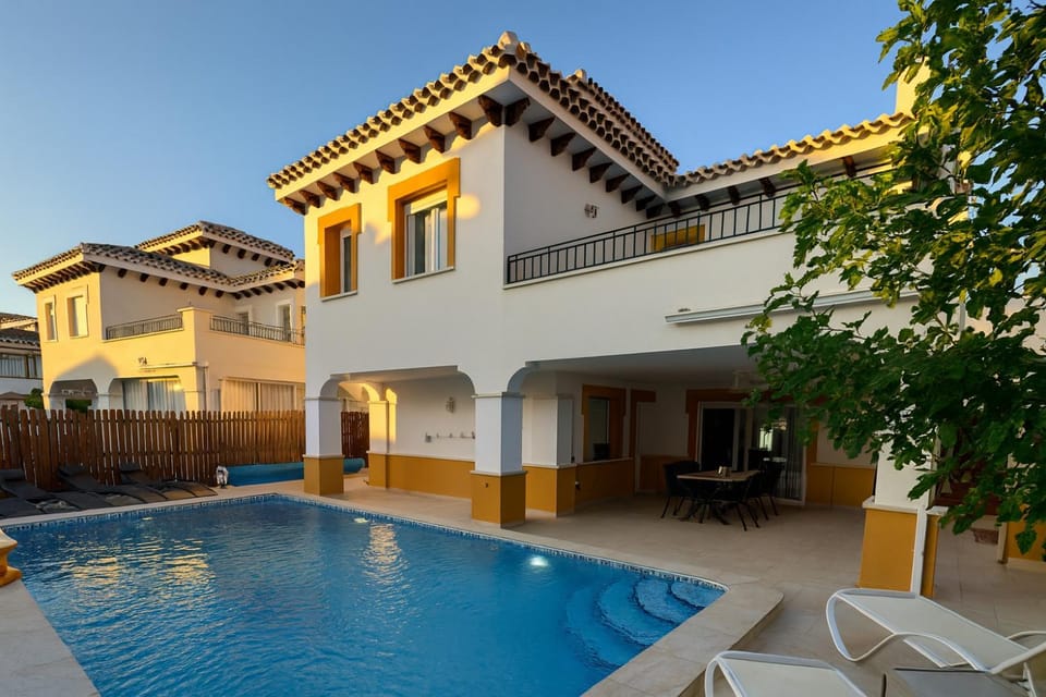 4 Bed Villa-Sleeps 8-Private Pool-Golf Resort Villa in Region of Murcia