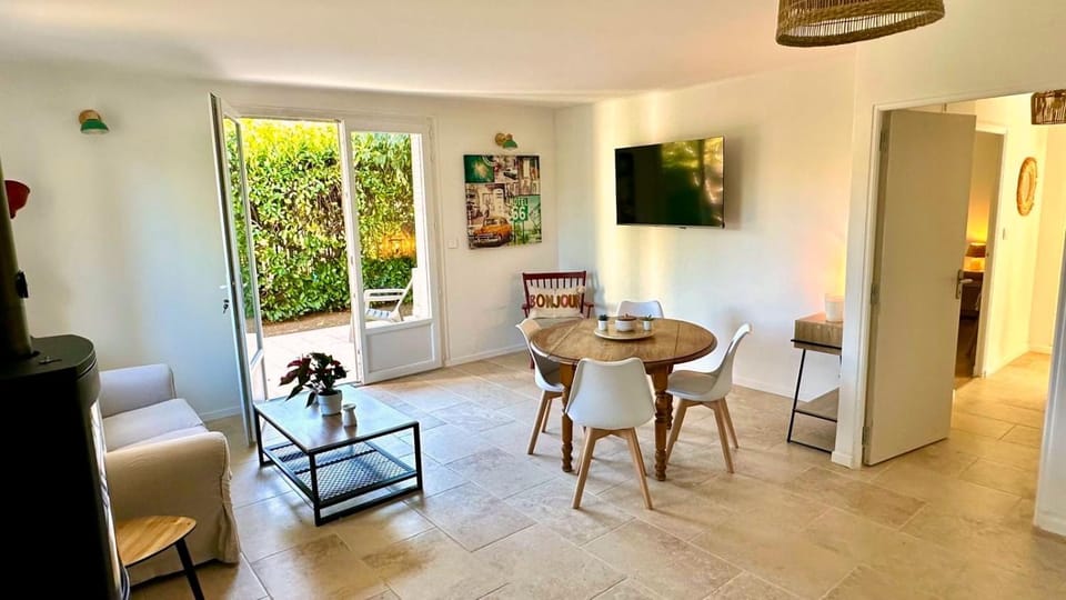 TV and multimedia, Living room, Dining area