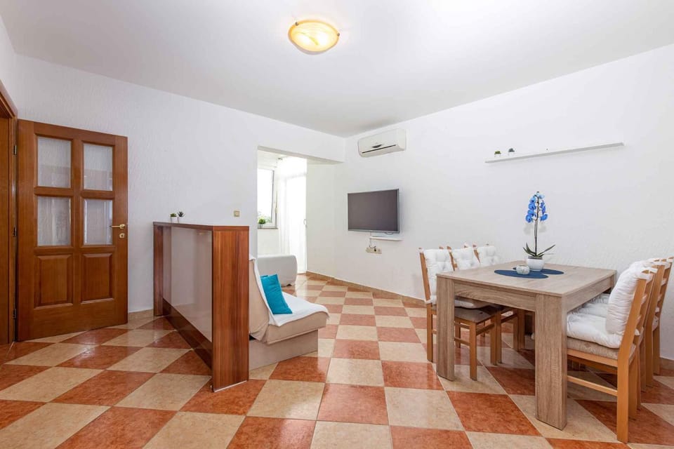 TV and multimedia, Living room, Seating area, Dining area, air conditioner