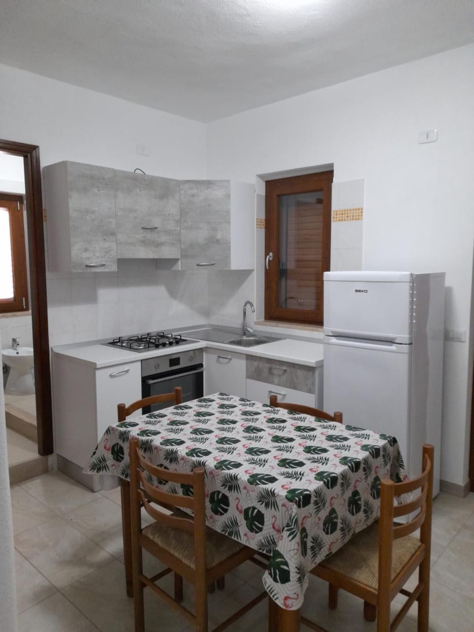 Kitchen or kitchenette, Dining area, oven, stove