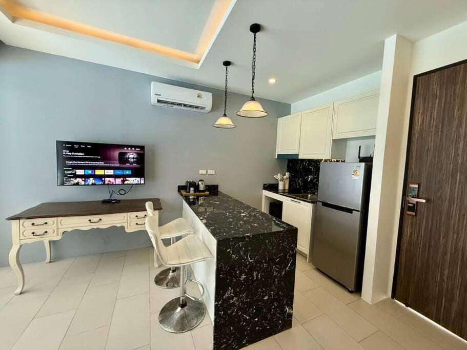 TV and multimedia, Kitchen or kitchenette, Dining area, stove