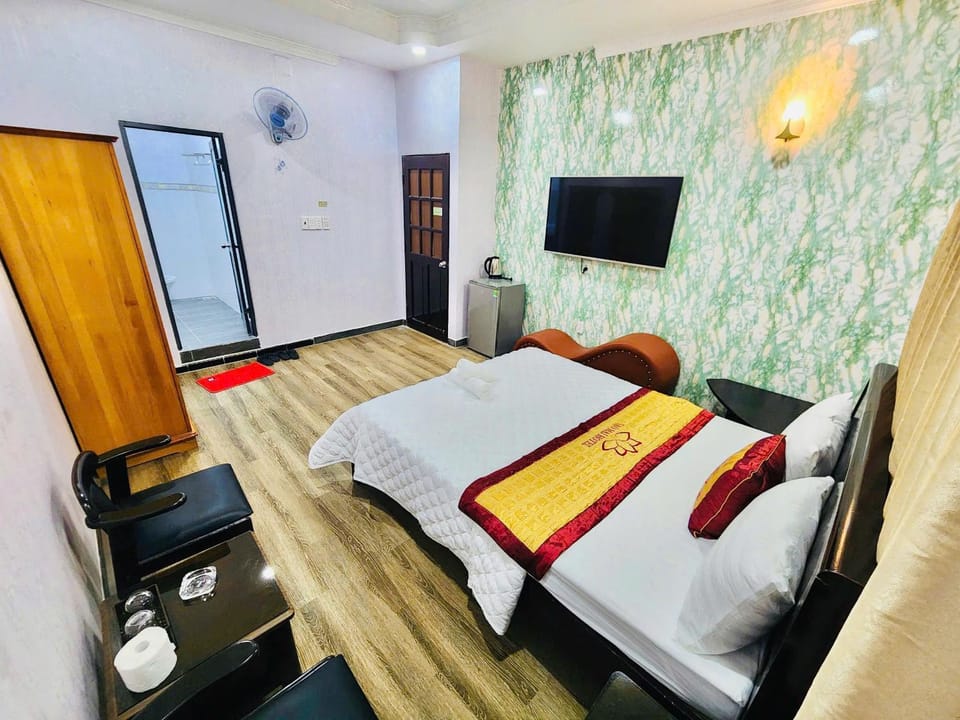 Photo of the whole room, Bedroom