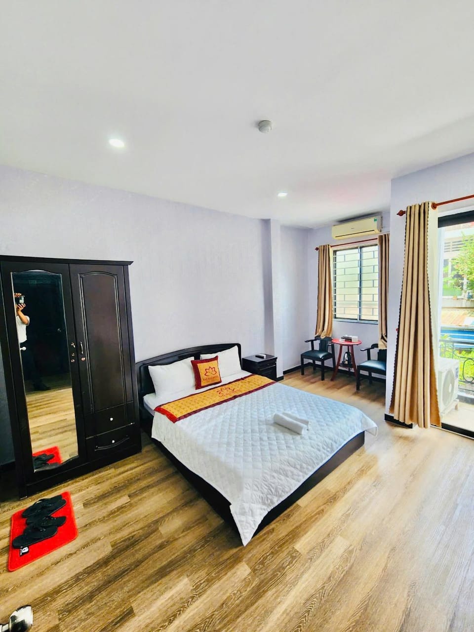 Photo of the whole room, Bedroom