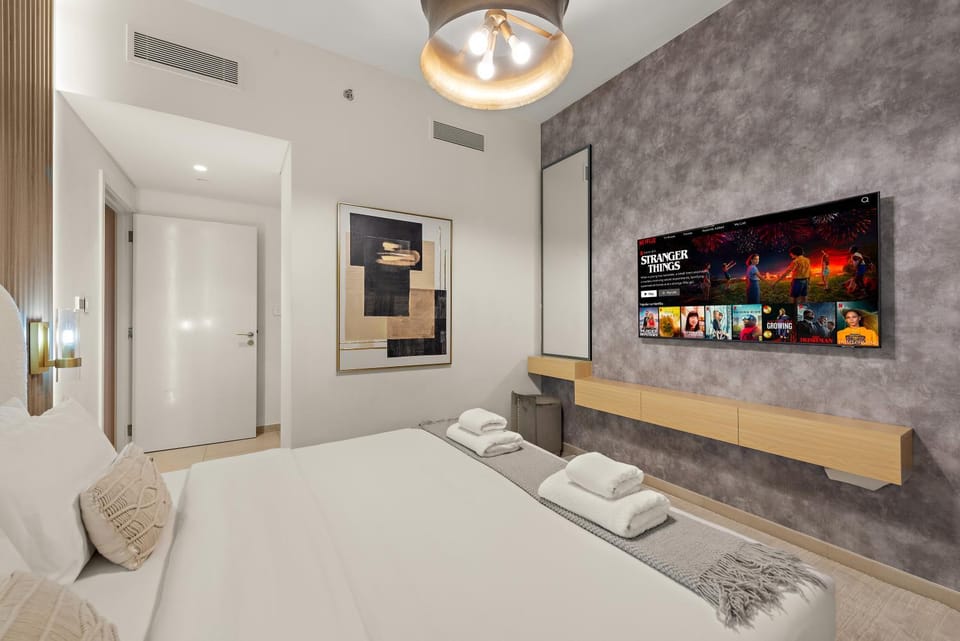 Bed, TV and multimedia, Bedroom, towels