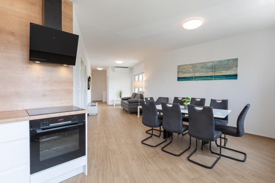 TV and multimedia, Kitchen or kitchenette, Living room, Seating area, Dining area, oven, stove