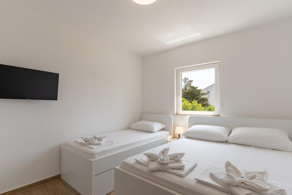 Bed, TV and multimedia, Photo of the whole room, Bedroom, towels