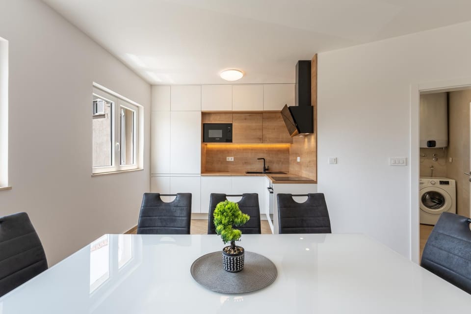 Kitchen or kitchenette, Seating area, Dining area, stove