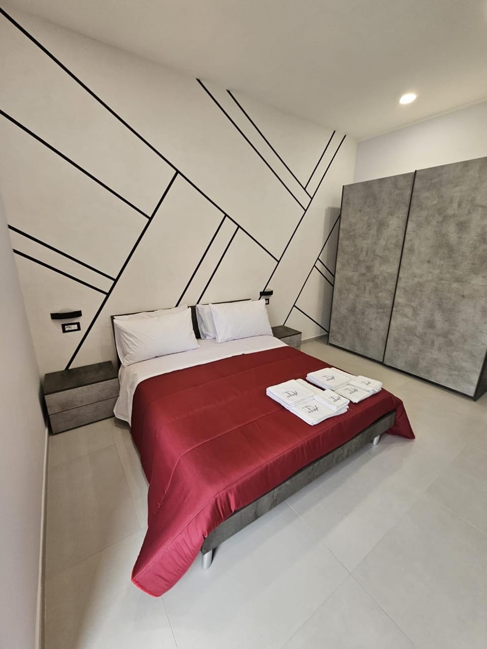 Bed, Photo of the whole room, Bedroom, towels