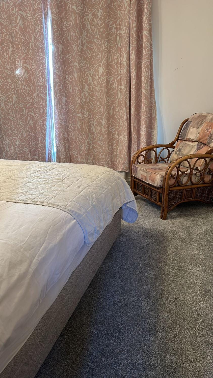 Guest House in Rose Meare Gardens Bed and Breakfast in Bristol