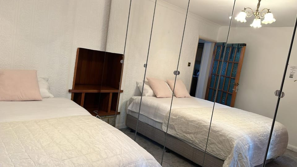 Guest House in Rose Meare Gardens Bed and Breakfast in Bristol