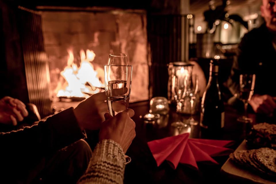 Property building, Restaurant/places to eat, People, Food and drinks, Drinks, Alcoholic drinks, group of guests