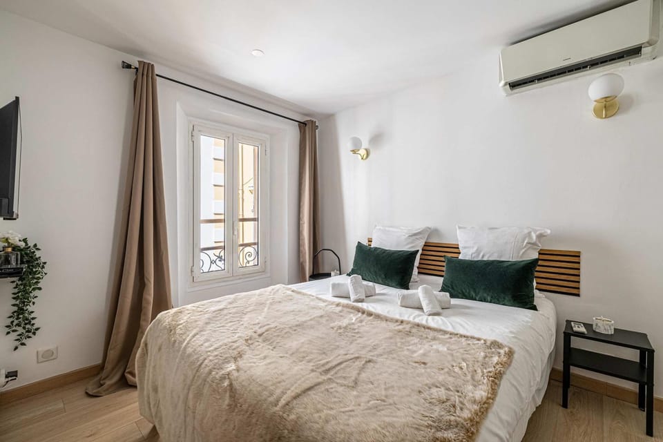 Bed, Photo of the whole room, Bedroom, air conditioner