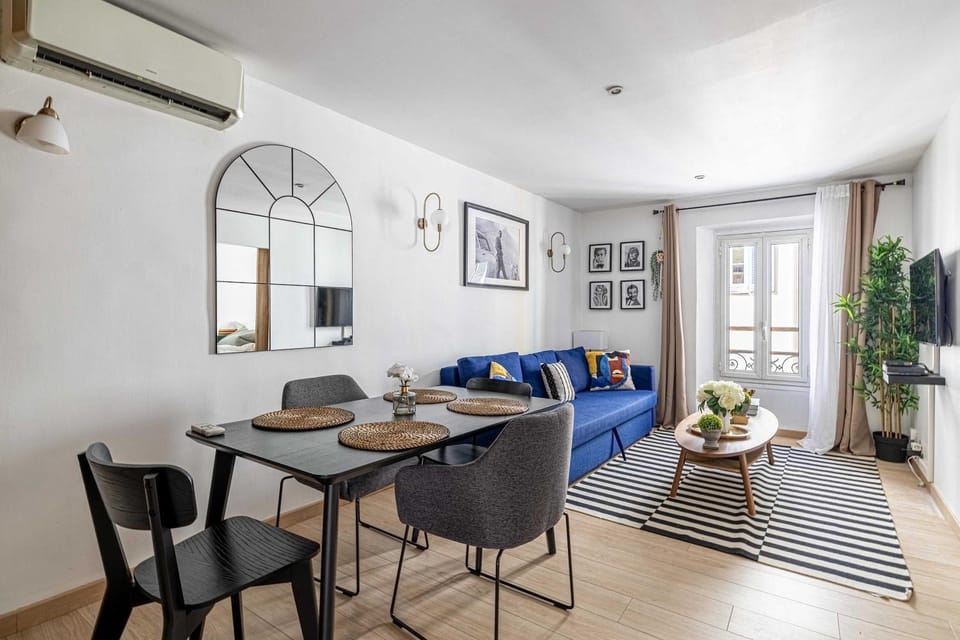 TV and multimedia, Living room, Photo of the whole room, Seating area, Dining area, air conditioner