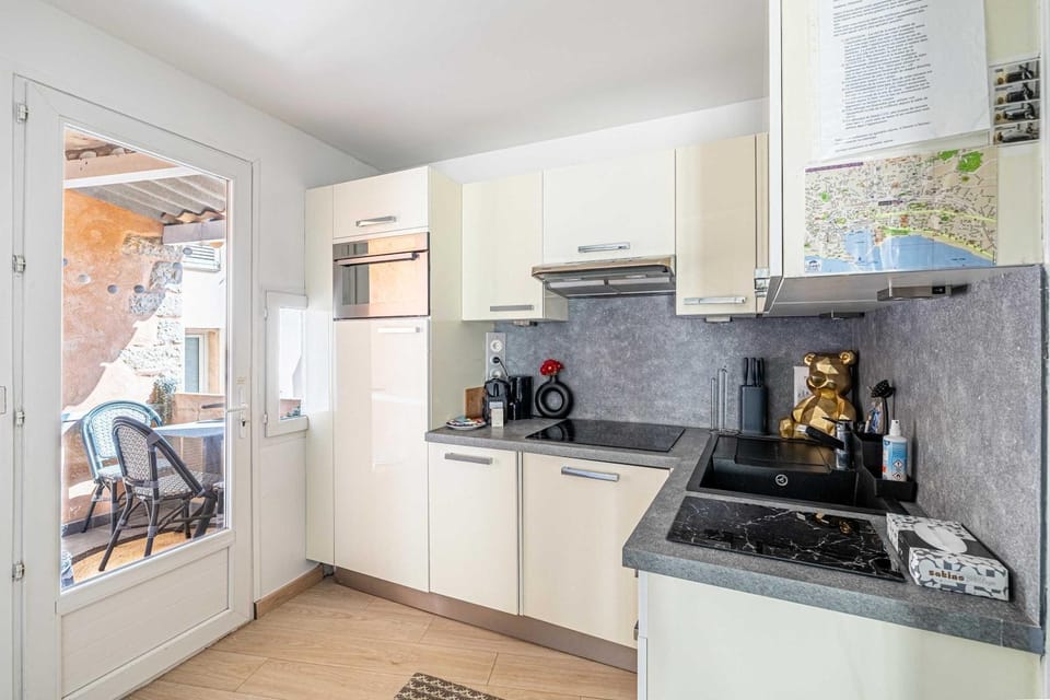 Balcony/Terrace, Kitchen or kitchenette, Dining area, stove