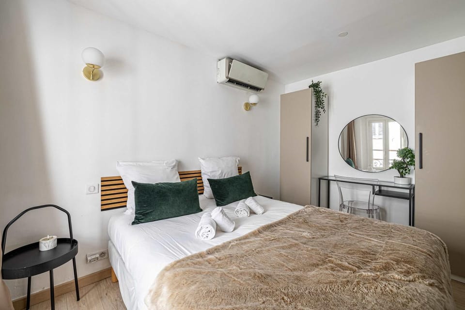 Bed, Photo of the whole room, Bedroom, towels