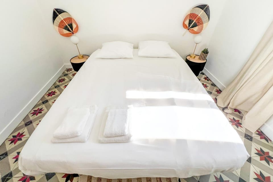 Bed, Photo of the whole room, Bedroom, towels