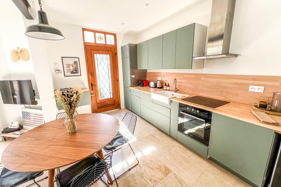 Kitchen or kitchenette, Dining area, oven