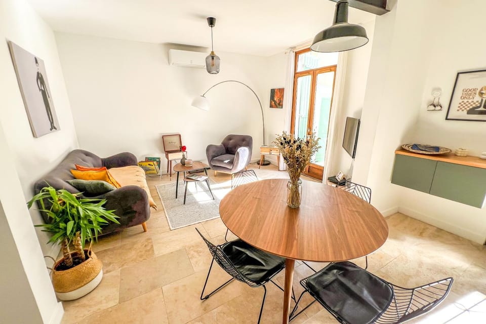 Living room, Seating area, Dining area, air conditioner