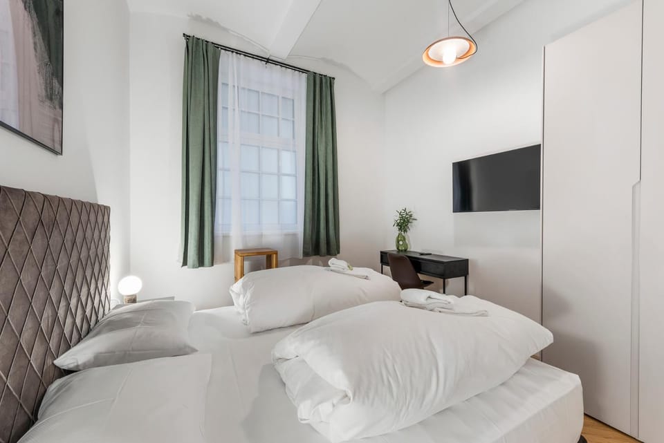 Bed, TV and multimedia, Photo of the whole room, Bedroom
